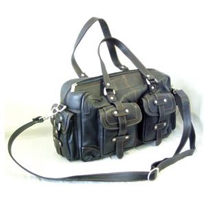 Čierna kožená zipsová kabelka s vonkajšiemi vrackami
